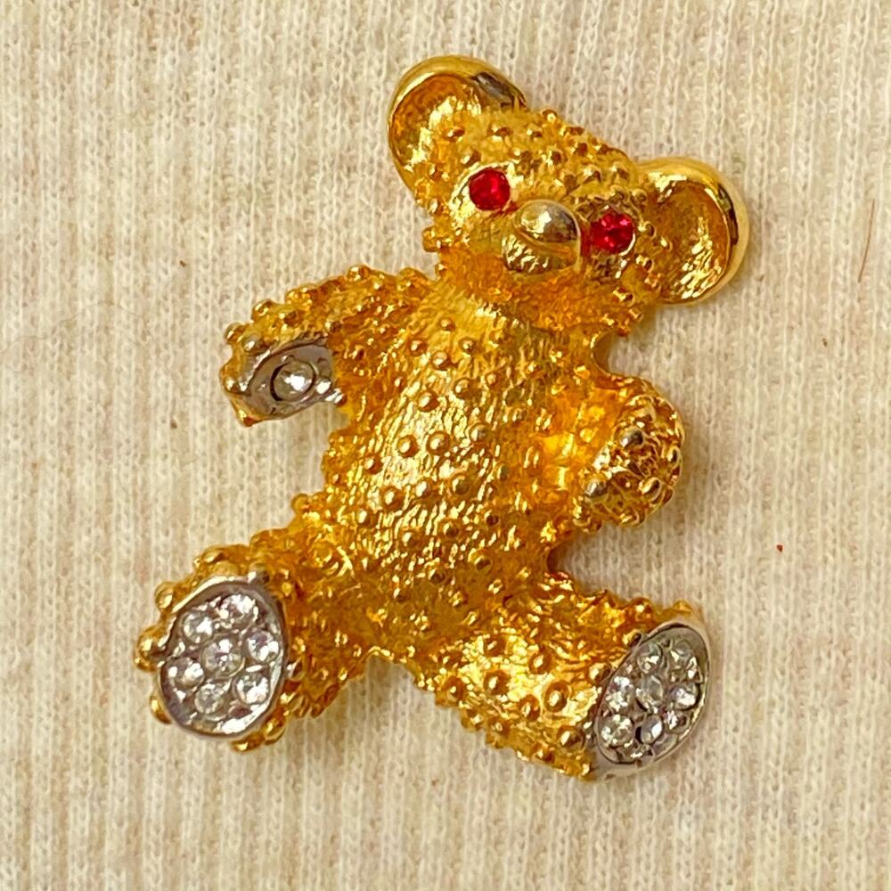 💎Teddy Bear Brooch Gold Tone Hob Knob Texture Red Stone Eyes Clear Stone Paws